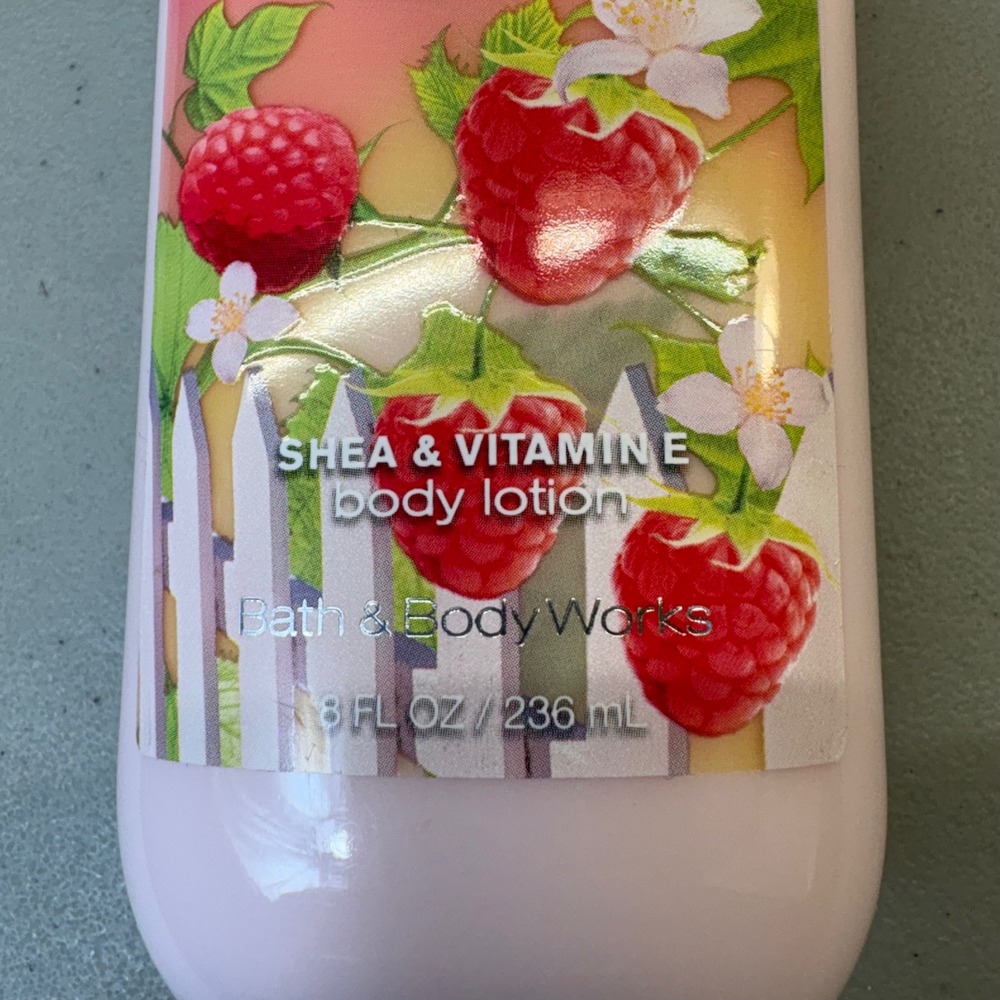 Bath & Body Works Sun-Ripened Raspberry Body Lotion 8oz Signature Collection - Picture 2 of 5